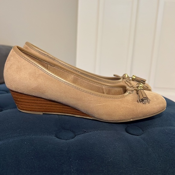 🎉Host Pick🎉 Abella Taupe Suede Jetta Wedge Heel. Tassel. 1.5 in. heel. Size 7. - Picture 5 of 8